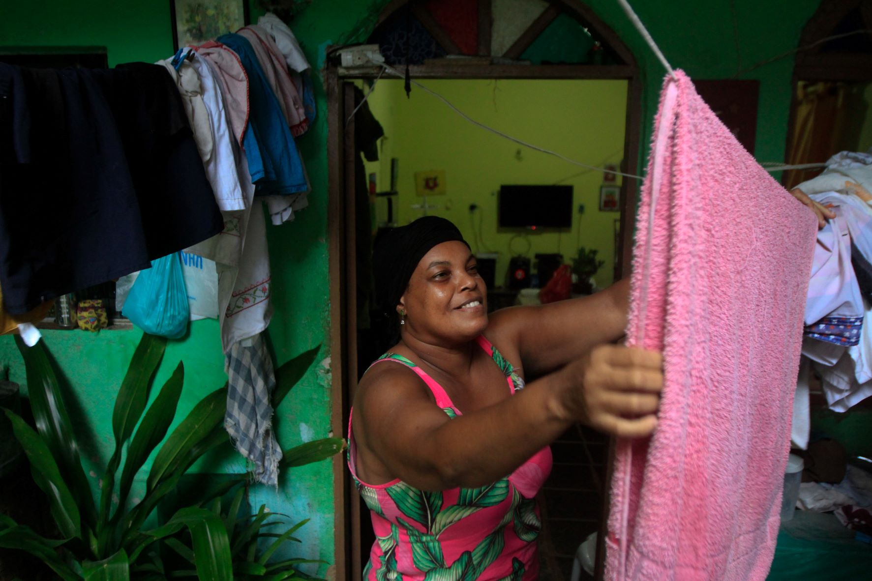 A baiana Saionara Santana em sua casa em Salvador: promessas de prioridade por ser mulher no Brasil não foram cumpridas (Foto: Rafael Martins)