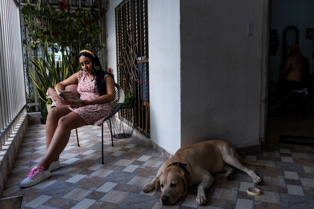 Mireya Cuesta em sua casa em Barranquilla: episódios de esquizofrenia causados pelo lúpus (Foto: Charlie Cordero)