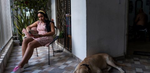 Mireya Cuesta em sua casa em Barranquilla: episódios de esquizofrenia causados pelo lúpus (Foto: Charlie Cordero)