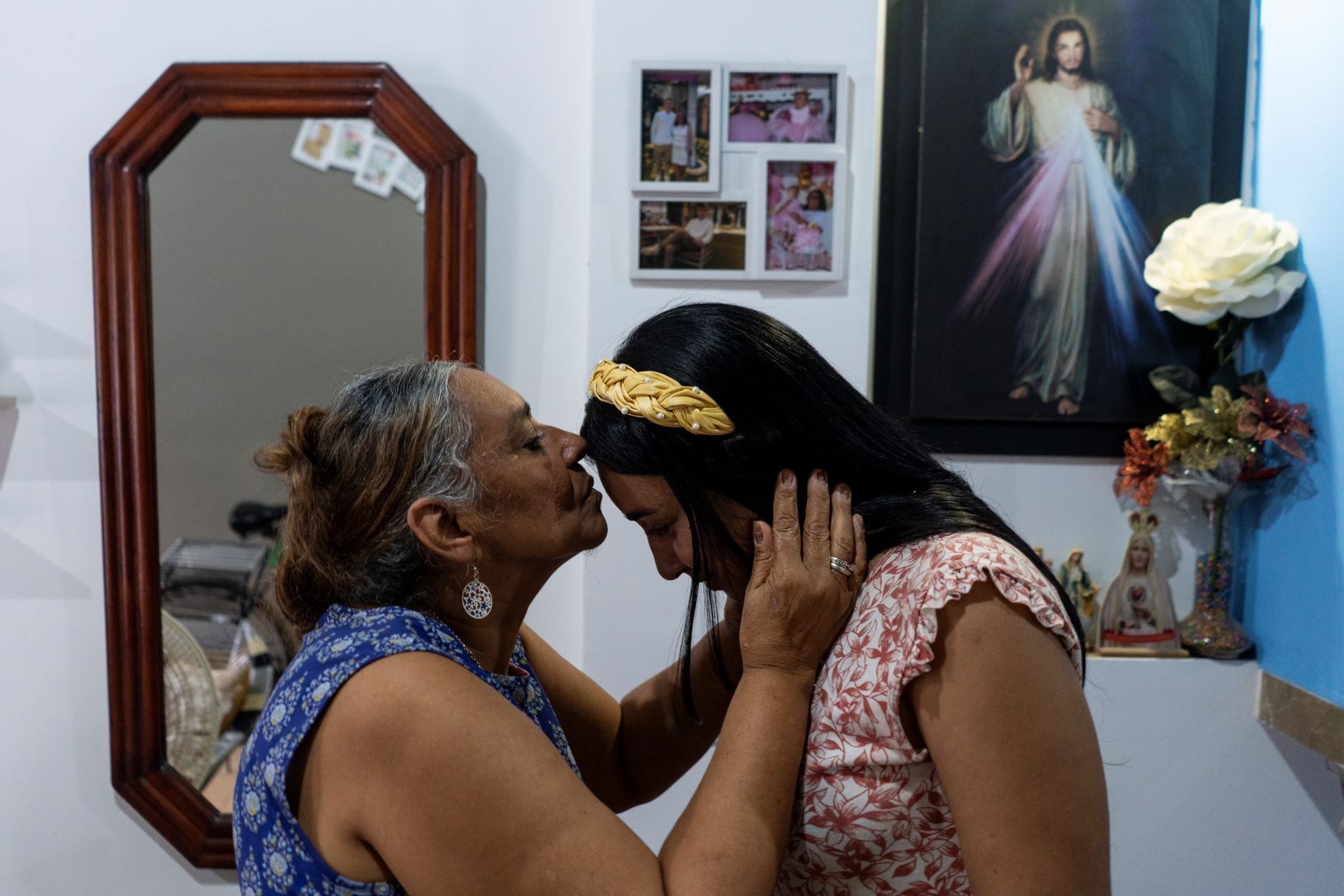 A colombiana Mireya Cuesta com a mãe: país registra 91,9 casos de lúpus em cada 100 mil habitantes, um alto índice de incidência (Foto: Charlie Cordero)