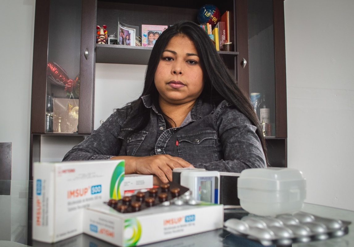 A migrante venezuelana Gumelín Ruíz Fernández com seus remédios para o lúpus: demissão por faltas ao trabalho provocadas pela doença (Foto: Miguel Vásquez)