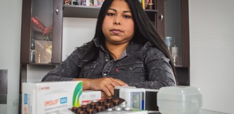 A migrante venezuelana Gumelín Ruíz Fernández com seus remédios para o lúpus: demissão por faltas ao trabalho provocadas pela doença (Foto: Miguel Vásquez)