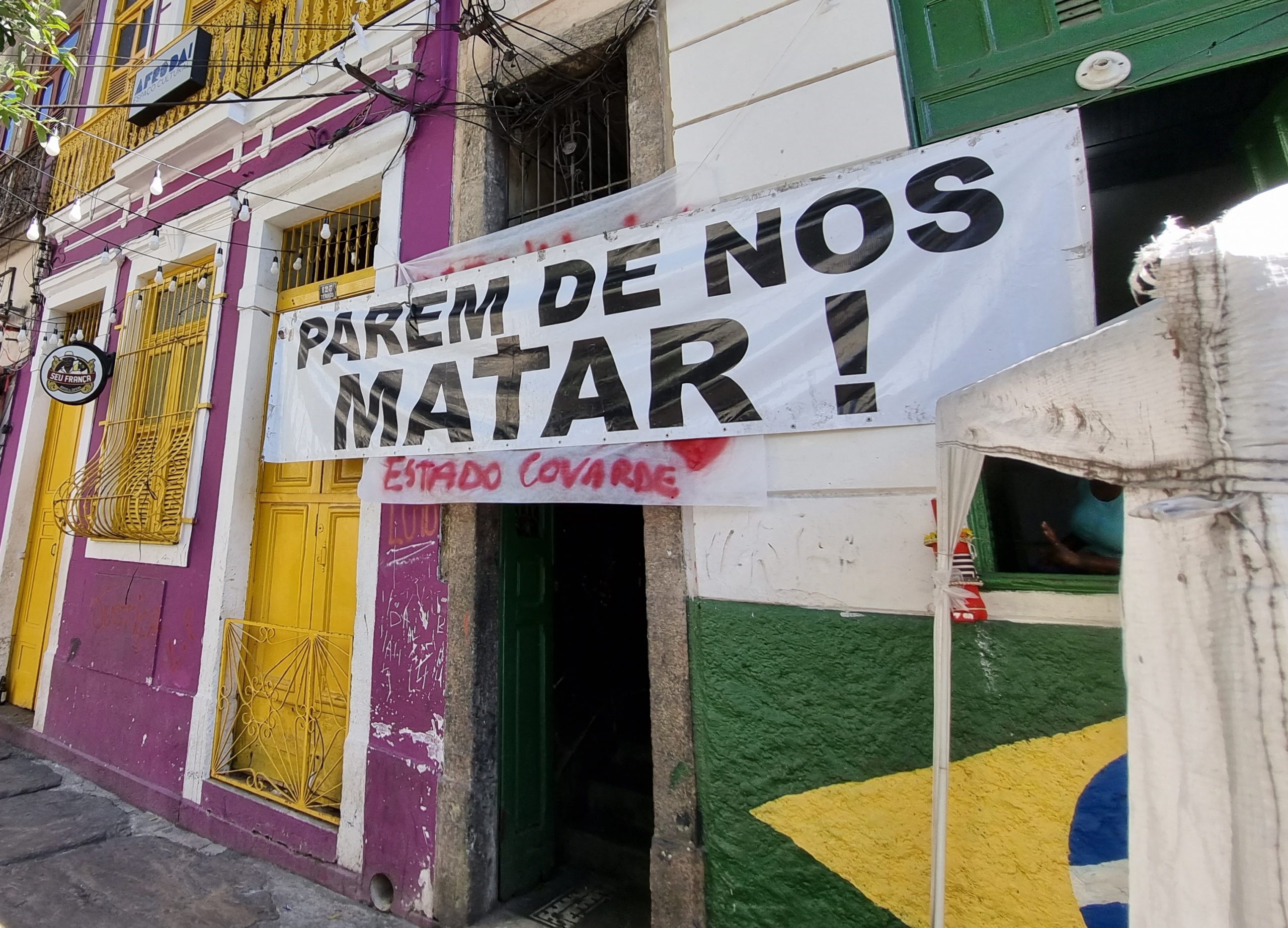 Faixa em casarão da Joaquim Silva com a mensagem que vale para a favela e para o asfalto: os agentes da insegurança pública são hoje inimigos do Rio (Foto: Oscar Valporto)