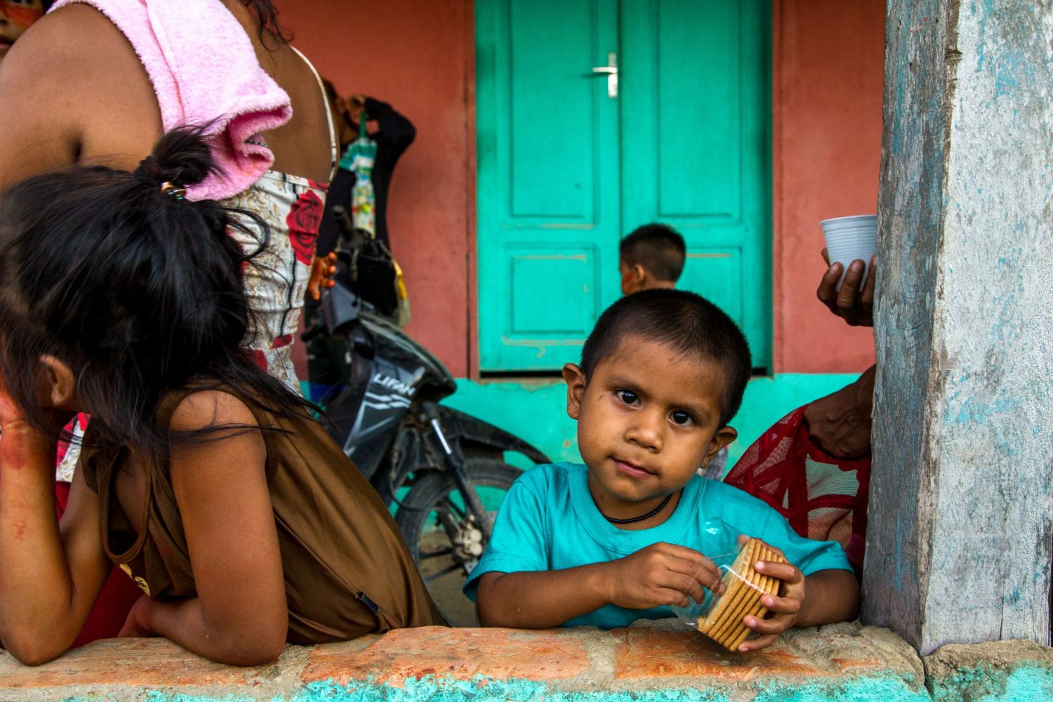 Em Atalaia do Norte, famílias se reúnem na entrada das casas. Foto Pedro Prado