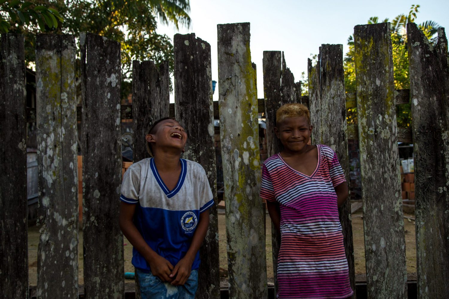 Crianças brincam na cerca de uma das casas de Atalaia do Norte. Foto Pedro Prado/Abraji