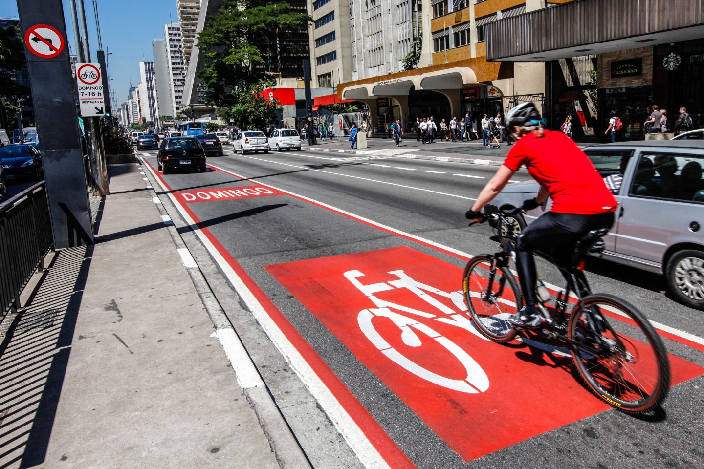 Pista exclusiva para bicicletas na Avenida Paulista, em São Paulo. Foto Vanessa Carvalho/Brazil Photo via AFP