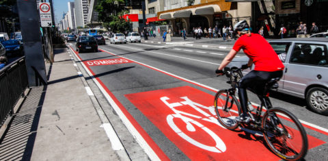 Pista exclusiva para bicicletas na Avenida Paulista, em São Paulo. Foto Vanessa Carvalho/Brazil Photo via AFP