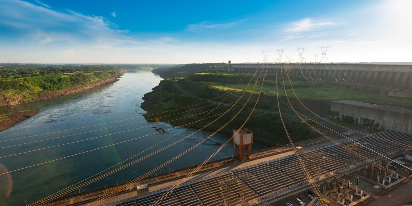 Linhas de transmissão saindo da hidrelétrica de Itaipu. A região Sul do Brasil deve ter aumentos de índice de pluviosidade no futuro. Foto Jose Luis Stephens / Alamy)
