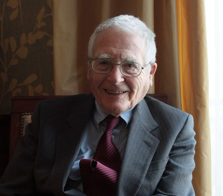 James Lovelock: "O bem-estar das massas crescentes de seres humanos exige um planeta sadio". Foto Jacques Demarthon/AFP