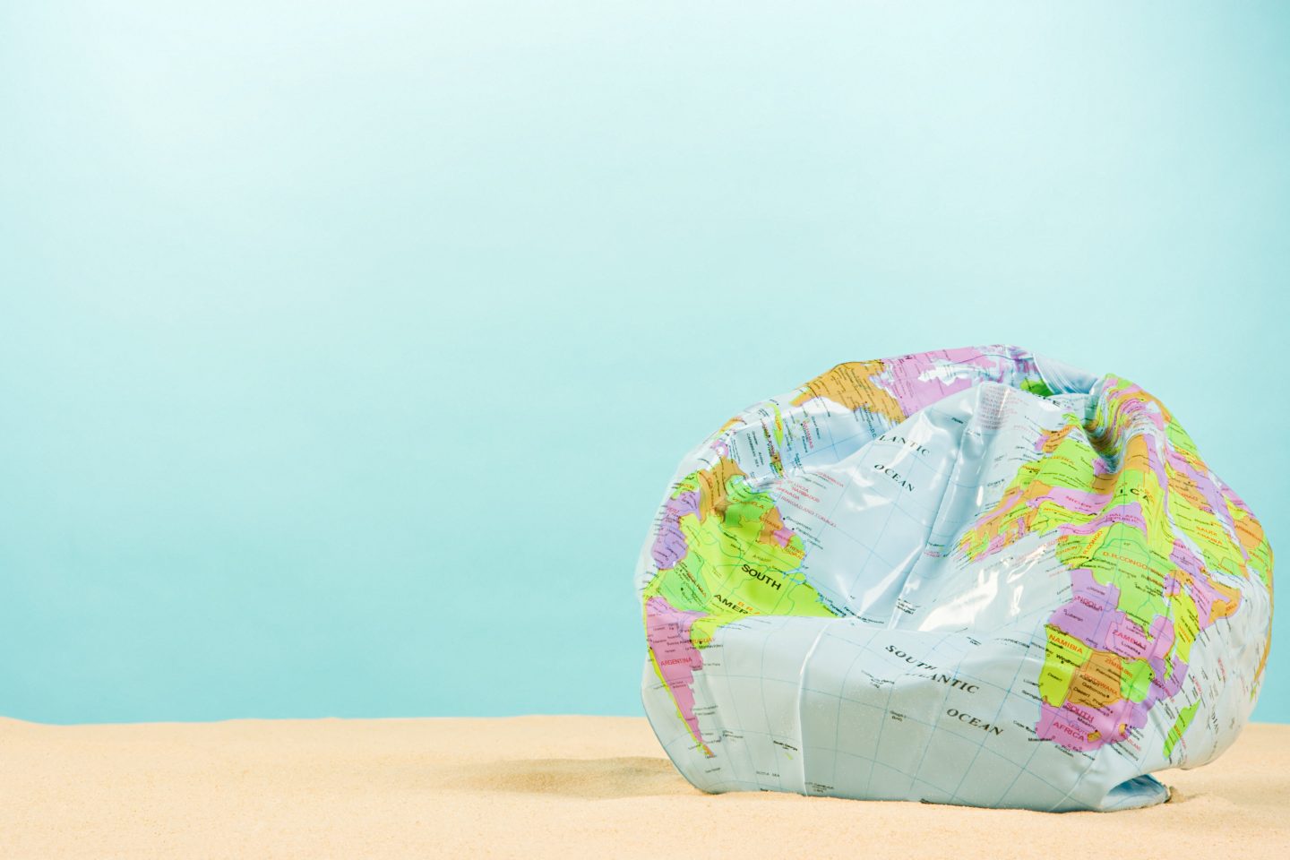 A cada ano que passa, a humanidade utiliza mais e mais recursos naturais, como água, solo e ar puro, e segue poluindo irresponsavelmente o meio ambiente. Foto Kalle Singer, Image Source via AFP