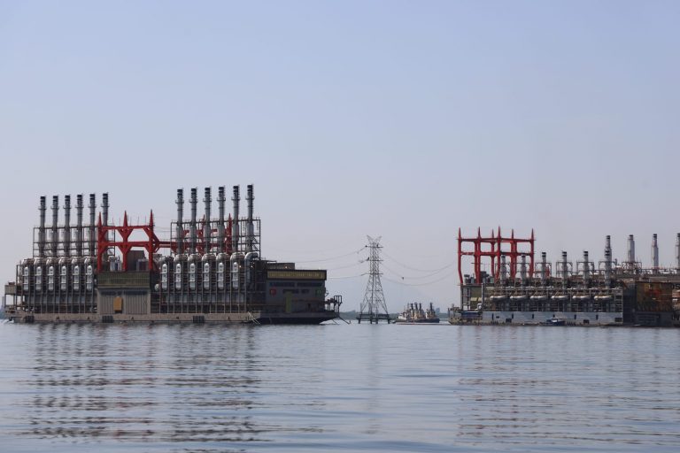 Termelétricas flutuantes fundeadas na Baía de Sepetiba: Aneel revogou licença para operação (Foto: Sara Ribeiro / Arayara - 05/08/2022)