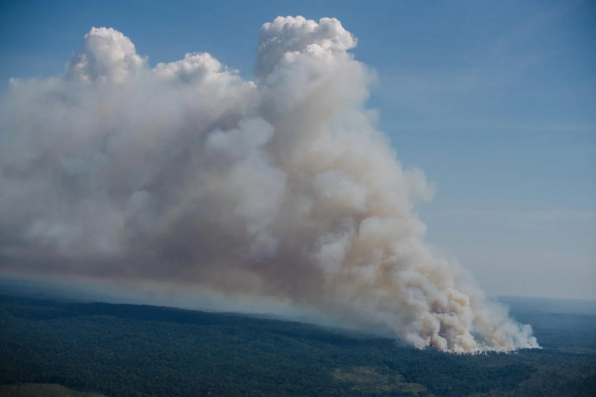 Nuvem de fumaça sobre Apuí, na região sul do Amazonas: falta de fiscalização e tempo seco facilitam multiplicação das queimadas (Foto: Christian Braga / Greenpeace - 28/07/2022)