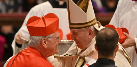 Papa Francisco abençoa o Monsenhor Leonardo Ulrich Steiner (E) depois que ele o elevou a condição de Cardeal durante um consistório para criar 20 novos cardeais, em 27 de agosto de 2022 na Basílica de São Pedro, no Vaticano. (Foto: Alberto PIZZOLI/AFP)