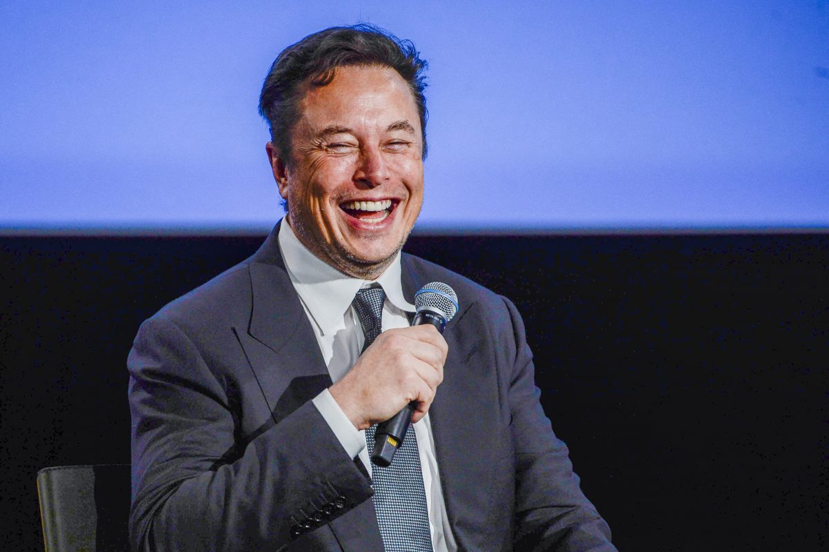 O CEO da Tesla, Elon Musk, sorri enquanto se dirige aos convidados na reunião Offshore Northern Seas 2022 (ONS) em Stavanger, na Noruega: "a crise dos bebês é séria". Foto Carina Johansen/NTB/AFP/Norway Out
