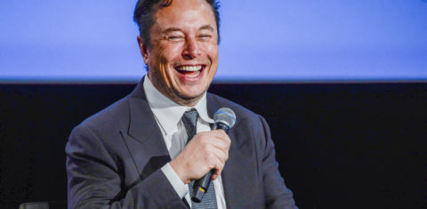 O CEO da Tesla, Elon Musk, sorri enquanto se dirige aos convidados na reunião Offshore Northern Seas 2022 (ONS) em Stavanger, na Noruega: "a crise dos bebês é séria". Foto Carina Johansen/NTB/AFP/Norway Out