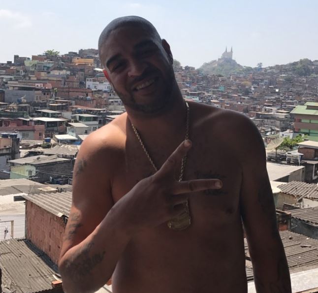 Adriano emoldurado pela Vila Cruzeiro: endereço de felicidade. Foto acervo pessoal