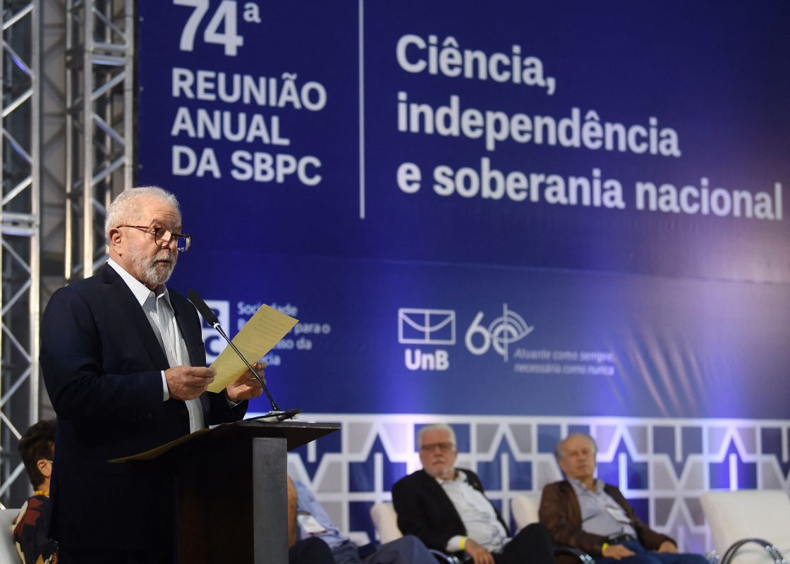 O ex-presidente Luiz Inácio Lula da Silva discursa durante a 74ª Reunião Anual da Sociedade Brasileira para o Progresso da Ciência (SBPC), em Brasília. Foto Evaristo Sa/AFP