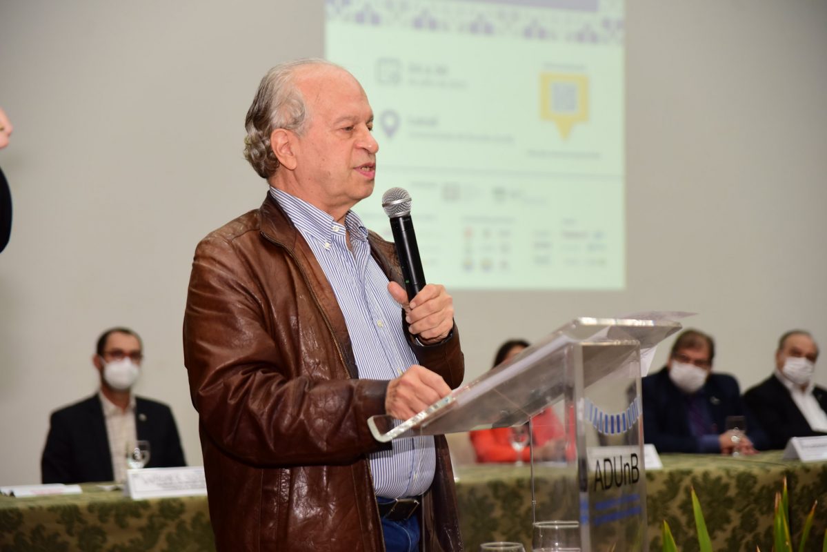 Renato Janine Ribeiro discursa na abertura da Reunião anual da SBPC: "Cortes brutais nos investimentos prejudicam muito o trabalho dos cientistas no Brasil". Foto SBPC/Divulgação