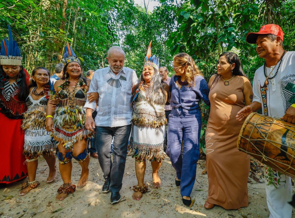 O ex-presidente Lula com lideranças indígenas em Manaus: compromisso com demarcação e combate ao garimpo (Foto: Ricardo Stuckert - 31/08/2022)