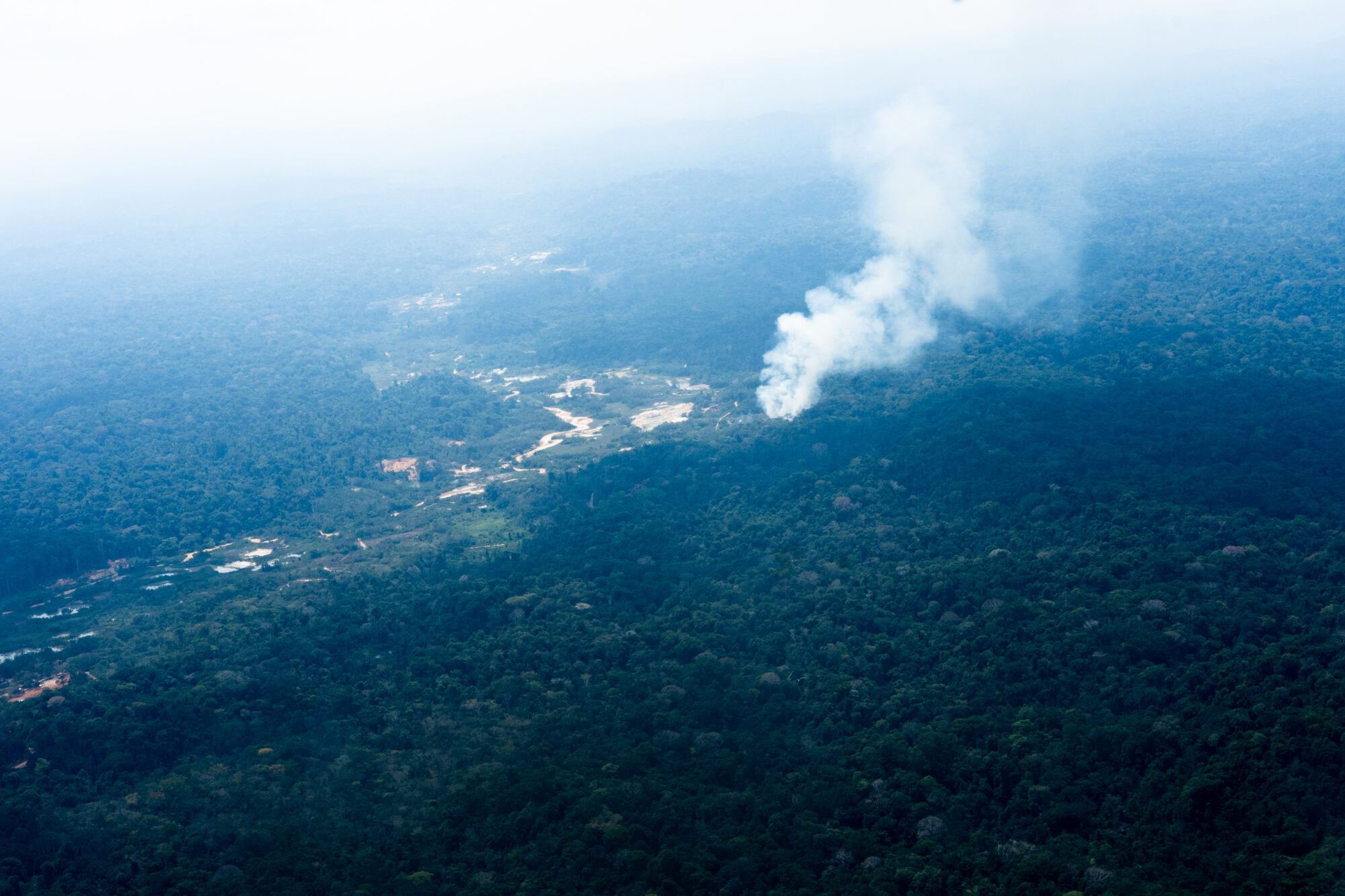 Queimada em área de garimpo no Pará: Entre 2019 e agosto de 2022, garimpos ocuparam mais 37.780 hectares em seis estados da Amazônia (Foto: Flávia Milhorance/Diálogo Chino)