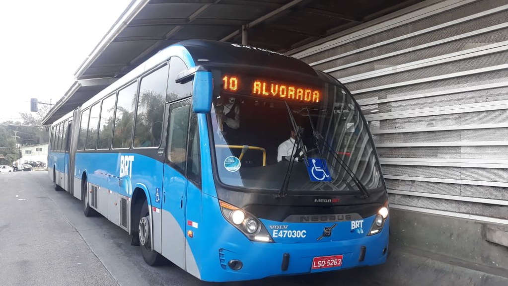 Ônibus do sistema BRT no Terminal Alvorada: relatório aponta necessidade de Autoridade Metropolitana para coordenar transporte no Grande Rio (Foto: Prefeitura do Rio)