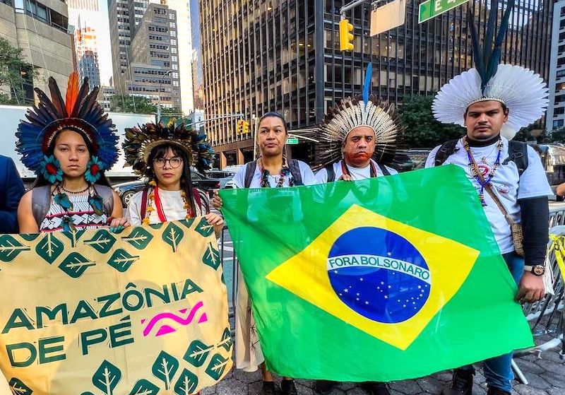Jovens lideranças indígenas em protesto em frente ao Consulado do Brasil em Nova York: denúncias na ONU de violências contra os territórios e pedido de proteção (Foto: Kamikia Kisedje / APIB - 20/09/2022)