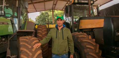 O agricultor terena Sidney Freitas com seus tratores para a monocultura: 'Se quem trouxe as primeiras sementes de soja para as aldeias foi a própria Funai, como é que vai proibir agora depois que deslanchou?' (Foto: Siguimar Gonçalves)