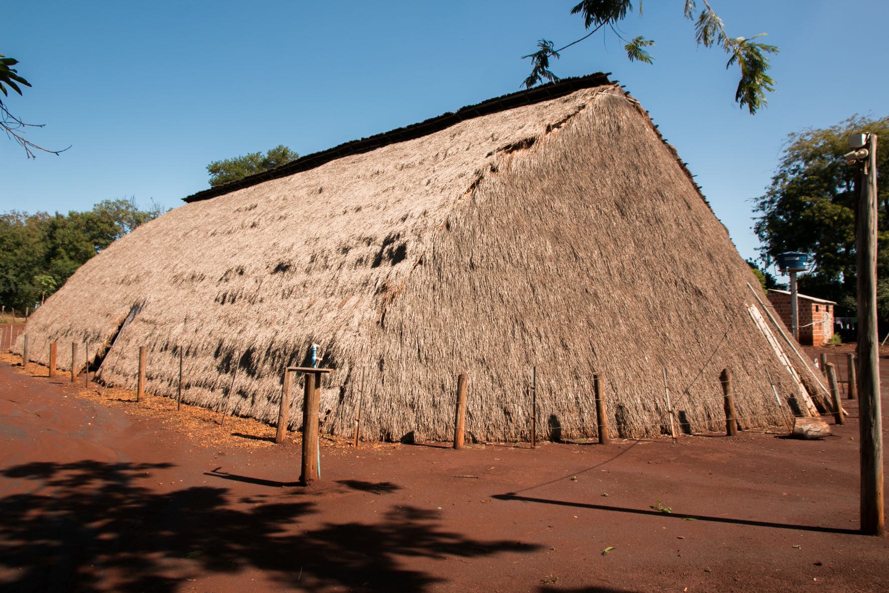 Casa de reza na Reserva Indígena de Dourados: sapé trazido de aldeia a mais de 200 quilômetros de distância (Foto: Siguimar Gonçalves)