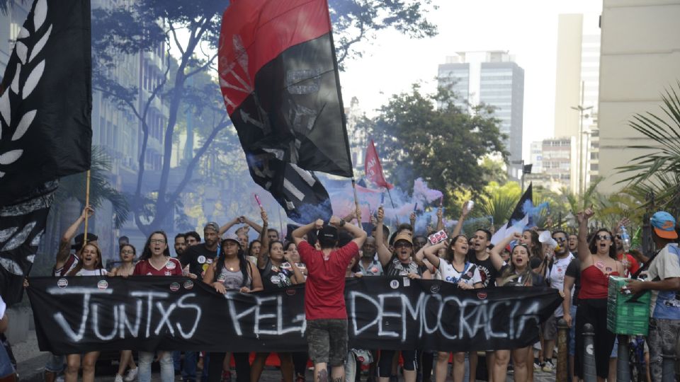 Manifestação em defesa da democracia no Centro do Rio: eleição decisiva para o Brasil voltar a ser feliz (Foto: Tânia Rêgo/Agência Brasil - 20/10/2018)