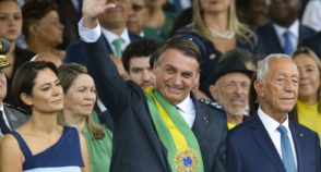E quando elegem um babaca para comandar o país?