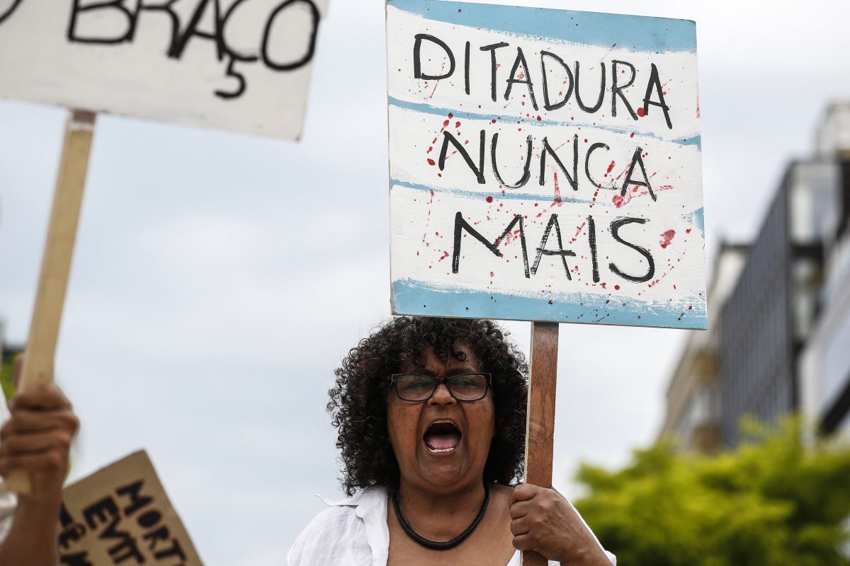 Manifestante protesta contra os desmandos do governo brasileiro. Foto Hans Lucas via AFP