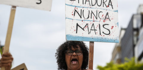 Manifestante protesta contra os desmandos do governo brasileiro. Foto Hans Lucas via AFP