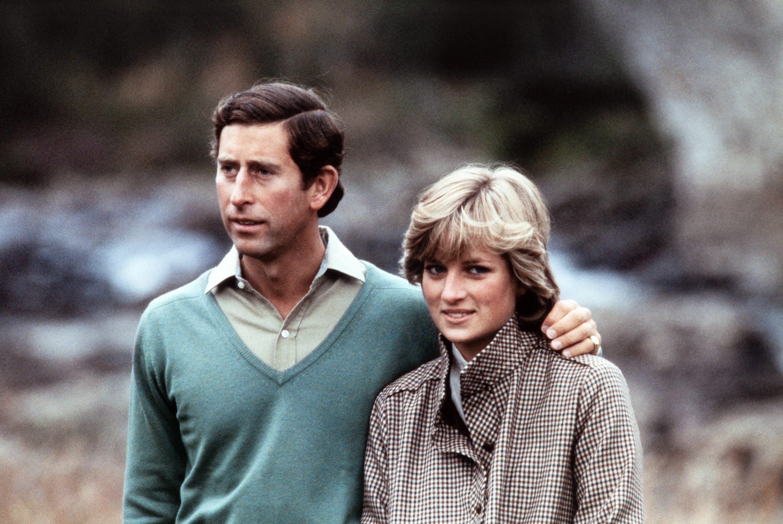 Charles e Diana caminham ao lado do rio Dee, na Escócia. O agora rei Charles III está há 50 anos envolvido com questões ambientais. Foto AFP. Agosto de 1981