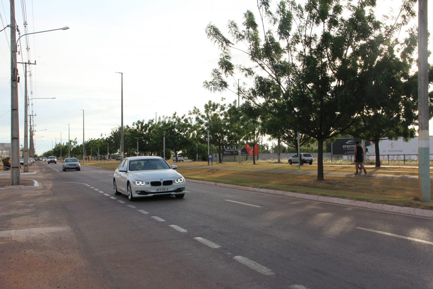 Avenida central de Sinop. Vias são asfaltadas e por elas cruzam veículos importados, embora seja uma cidade agrícola. Foto Felipe Betim /Diálogo Chino