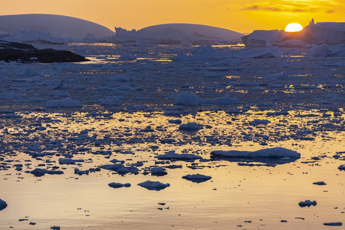 Entardecer na Península Antártica: poluição nos confins do mundo. Foto Franco Banfi/Biosphoto/AFP