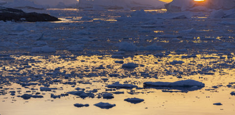 Entardecer na Península Antártica: poluição nos confins do mundo. Foto Franco Banfi/Biosphoto/AFP