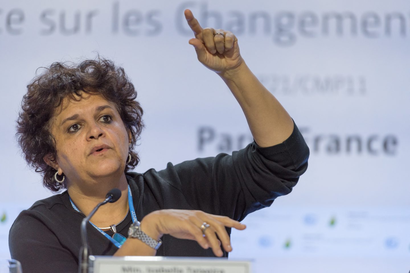 Izabella Teixeira discursa na COP21, em Paris, em 2015. De lá pra cá, segundo ela, "as políticas ambientais do governo sofreram uma destruição sem precedentes". Foto Jonathan Raa/NurPhoto via AFP