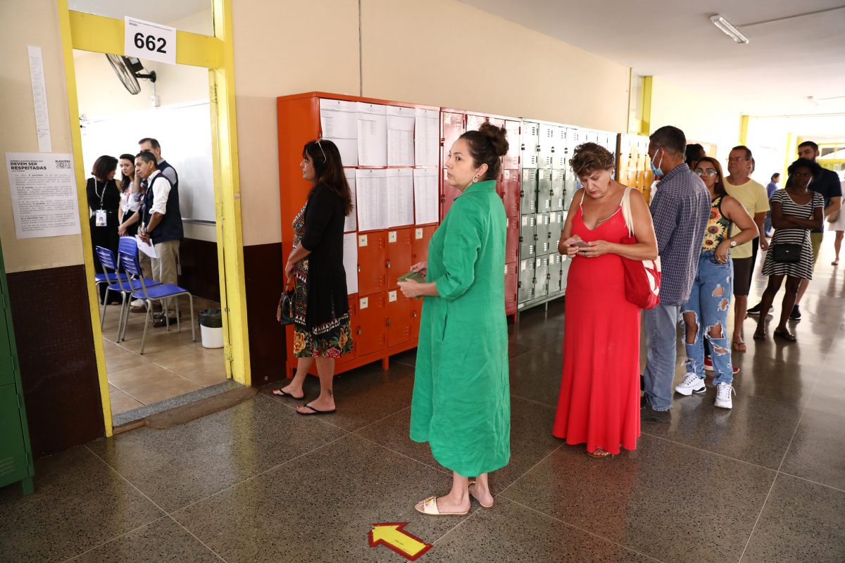 Fila para votação em seção eleitoral em Brasília: como lidar com a democracia e seus inimigos? (Foto: Alejandro Zambrana/Secom/TSE - 02/10/2022)