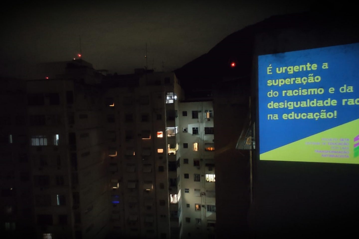 Projeção no lançamento do Projeto Seta: prêmio de US$ 10 milhões para investir em educação antirracista (Foto: ActionAid / Divulgação - 10/12/2021)