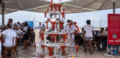 Árvore de Natal com carcaças e restos de comida em quiosque de Copacabana para lançamento do Natal sem Fome (Foto: Divulgação)