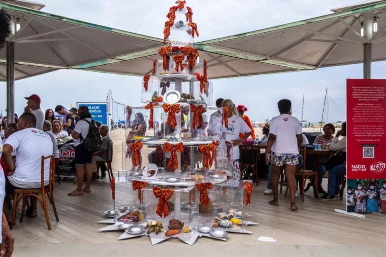 Árvore de Natal com carcaças e restos de comida em quiosque de Copacabana para lançamento do Natal sem Fome (Foto: Divulgação)