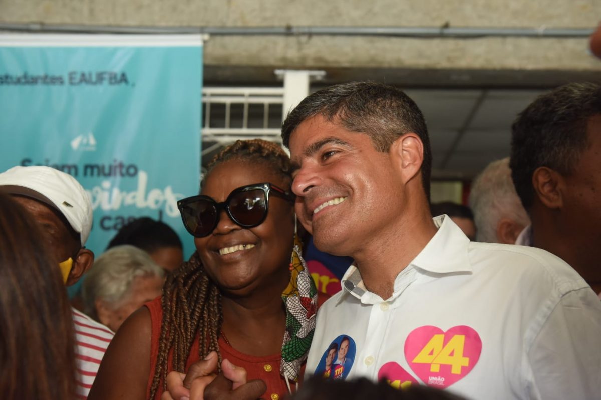 O "pardo" ACM Neto, candidato a governador na Bahia, com uma eleitora: piada nacional. Foto divulgação