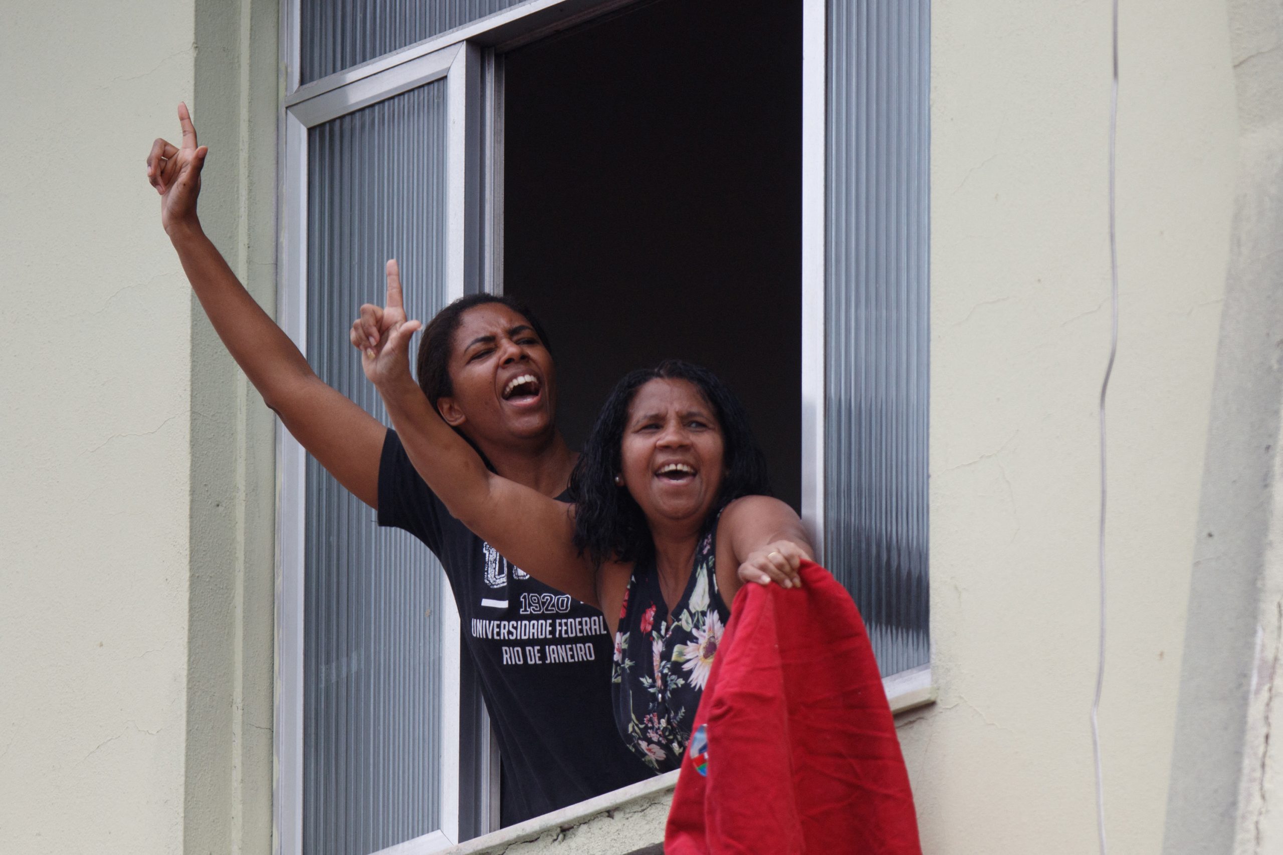 As estudantes da UFRJ na janela: reconhecimento às políticas de inclusão no ensino superior dos governos petistas. Foto Joao Gabriel Alves/AGIF/AFP