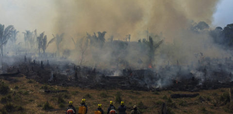 Bombeiros e voluntários combatem um incêndio na Floresta Amazônica, na região de Apuí, sul do Estado do Amazonas. De acordo com o Instituto Nacional de Pesquisas Espaciais (INPE), os focos na região amazônica tiveram um aumento recorde na primeira metade de setembro, sendo a média do mês de 1.400 incêndios por dia. Foto de MICHAEL DANTAS/AFP. 21 de setembro de 2022