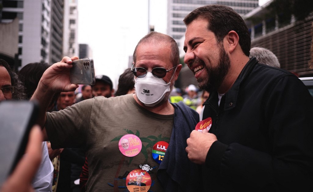 Guilherme Boulos (PSOL) em campanha: liderança para o futuro da esquerda. Foto Ettore Chiereguini/AGIF/AFP