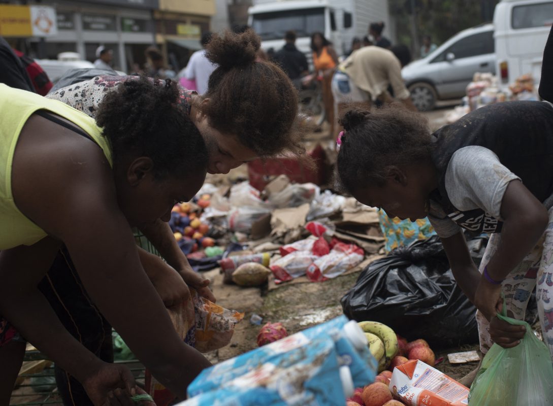 Mulheres catam comida no lixo em Petrópolis (RJ). Foto Fabio Teixeira/Anadolu Agency/AFP