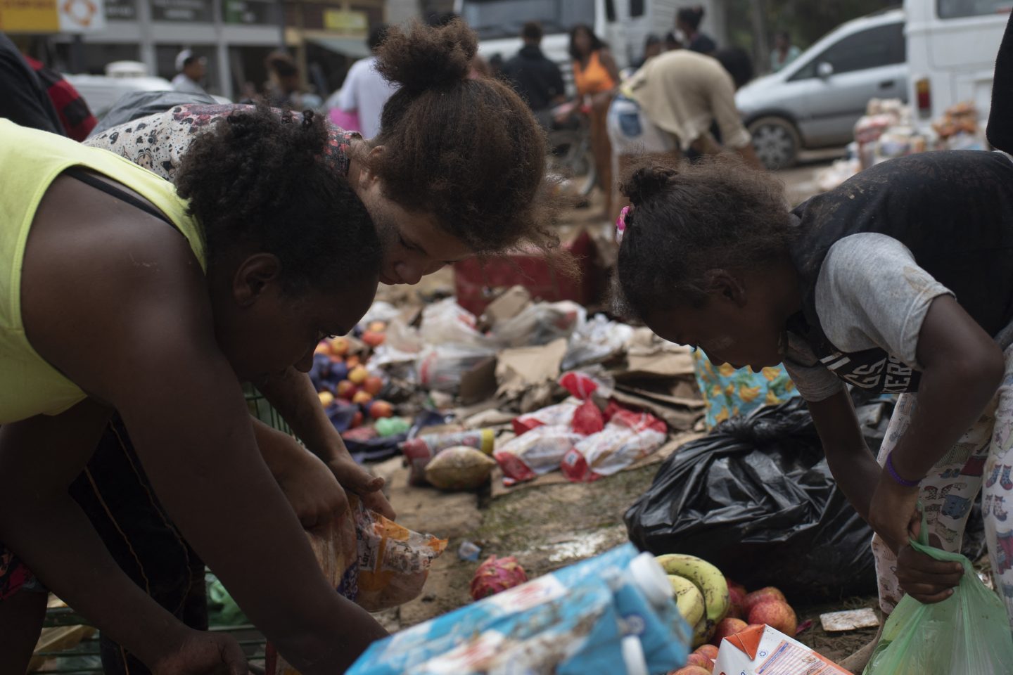 Mulheres catam comida no lixo em Petrópolis (RJ). Foto Fabio Teixeira/Anadolu Agency/AFP