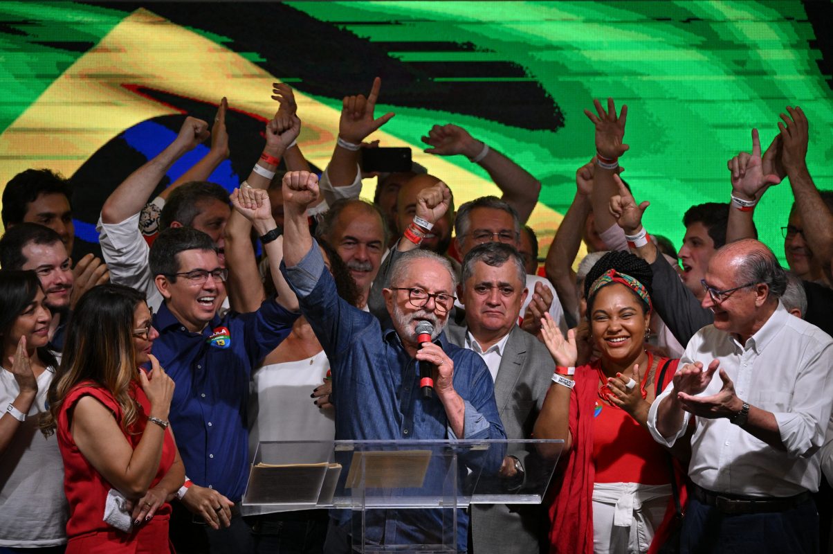Lula discursa para apoiadores na Avenida Paulista: "O que envelhece uma pessoa não é a quantidade de anos, mas a falta de causa, é a falta de motivação para a luta". Foto Nelson Almeida/AFP
