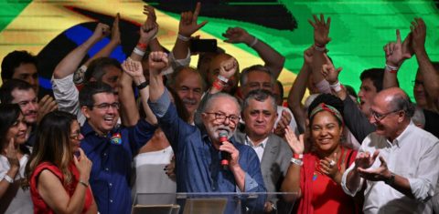 Lula discursa para apoiadores na Avenida Paulista: "O que envelhece uma pessoa não é a quantidade de anos, mas a falta de causa, é a falta de motivação para a luta". Foto Nelson Almeida/AFP