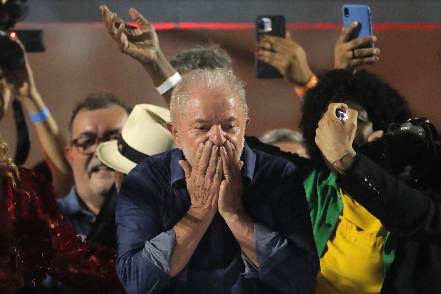 Lula manda beijos para apoiadores em São Paulo: "Não existem dois brasis". Foto Caio Guatelli/AFP